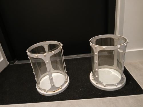 2 glazen windlichten.