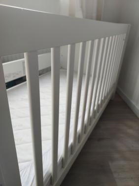 TE KOOP Babybed, commode en bijpassend muurplankje