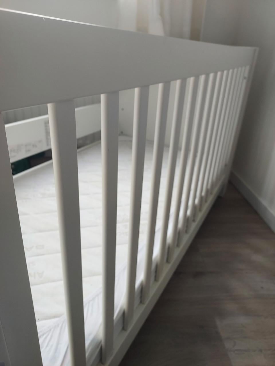 TE KOOP Babybed, commode en bijpassend muurplankje
