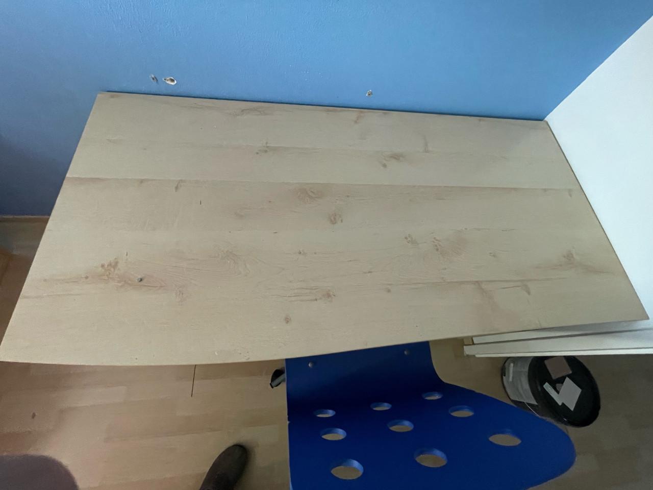 Bed met bergruimte en bijbehorende kast enz