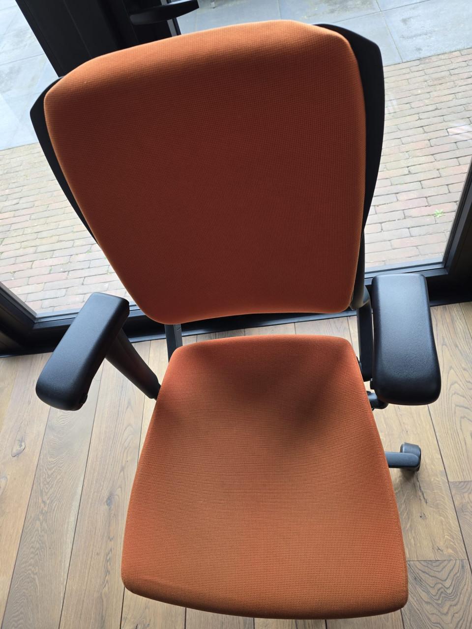 Ahrend bureau, Ahrend bureaustoel en dubbele monitor steun izgs