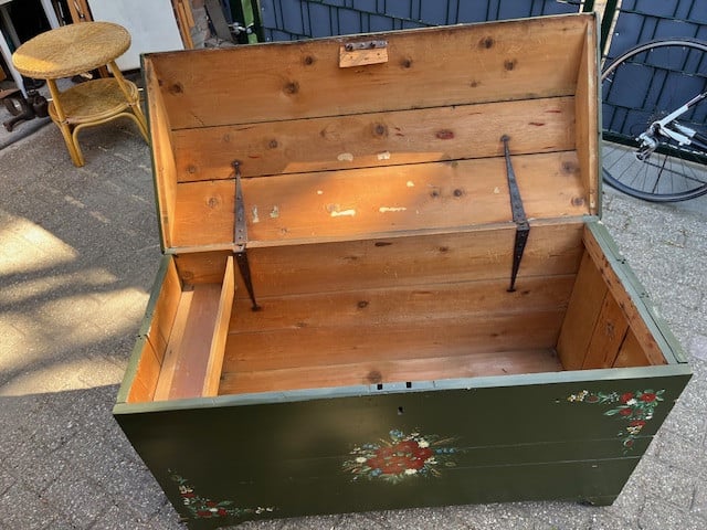 Dekenkist beschilderd