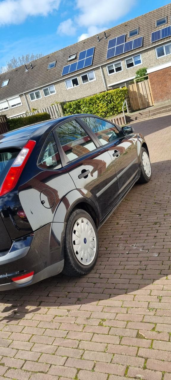 Ford focus 1.4 59KW 5D 2005 zwart