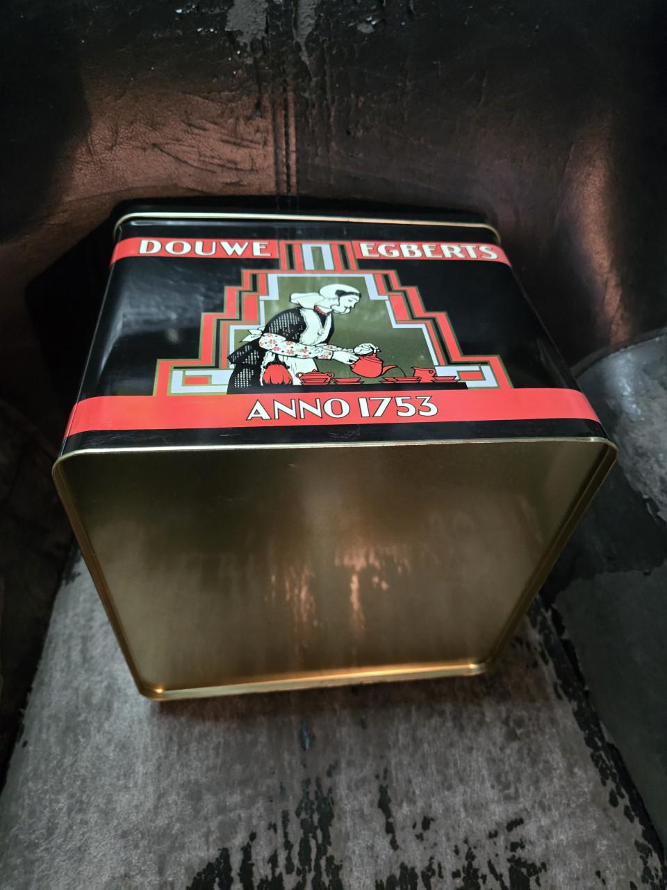 Vintage Douwe Egberts voorraadblik met een Art Deco design L24xB24xH21 cm