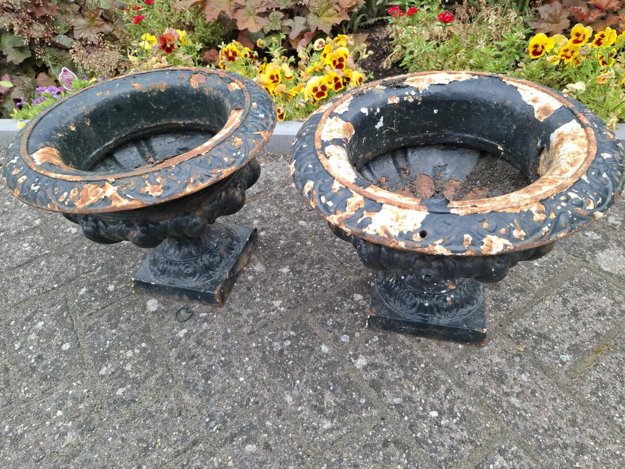 Set van 2 zware gietijzeren vazen