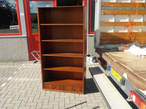 Massieve boekenkast met laden in goede staat