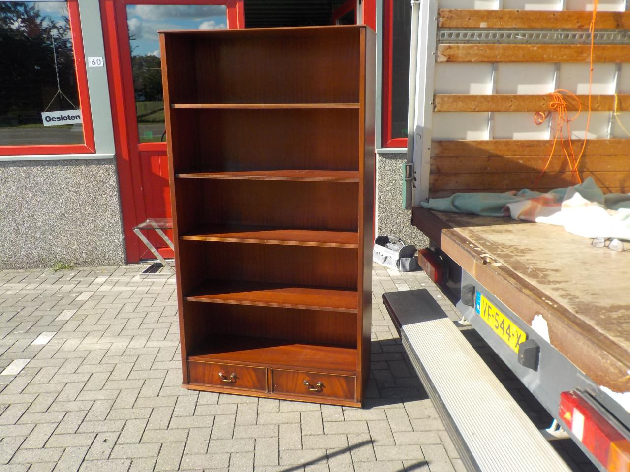 Massieve boekenkast met laden in goede staat