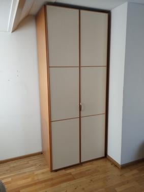 Hoge kleding kast