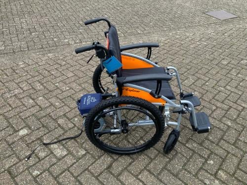 Rolstoel met duwondersteuning.