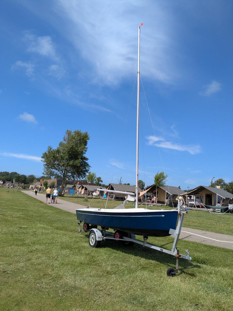 Open zeilbootje te koop (volksboot, 4,5 m). Met wegtrailer