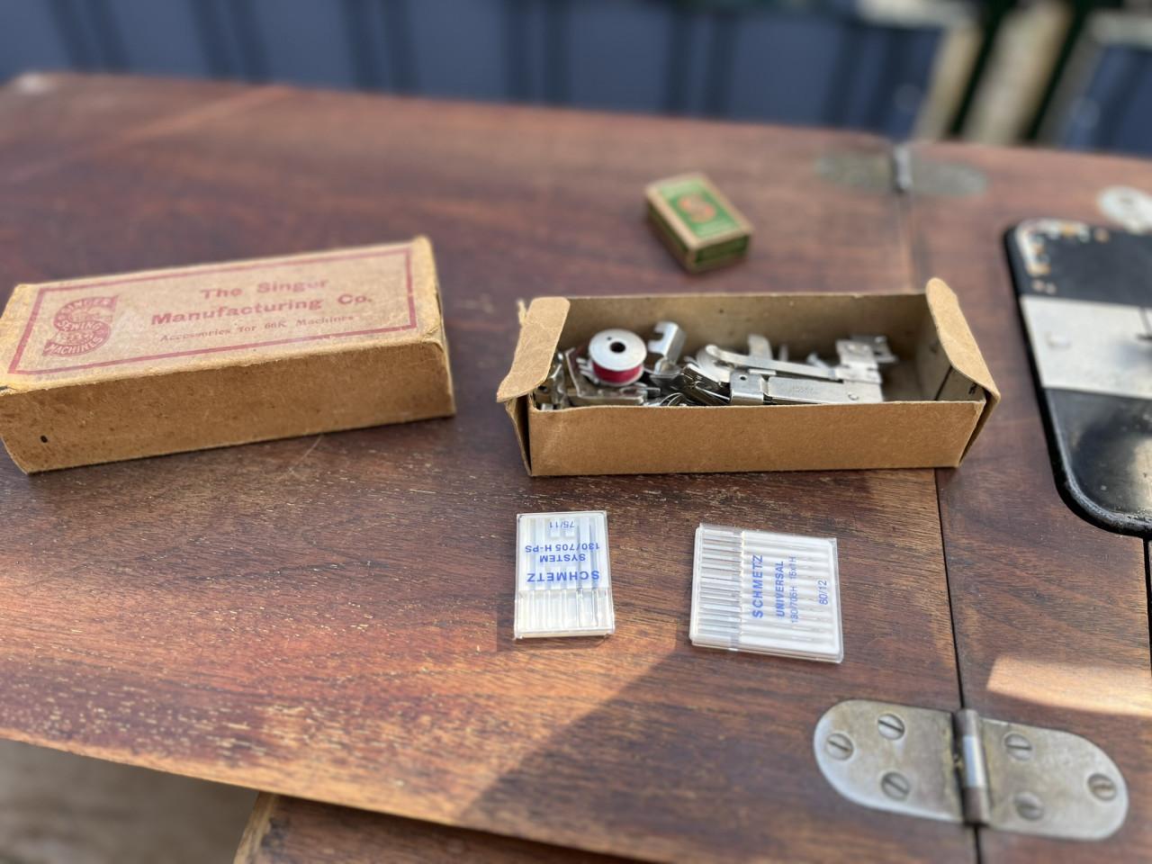 Singer Naaimaschine met houten kast en laden
