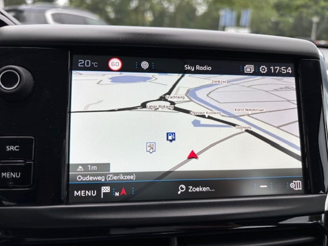 Peugeot 208 blue l. allure 1.2 pt-82pk | navigatie & bluetooth & applecarpl