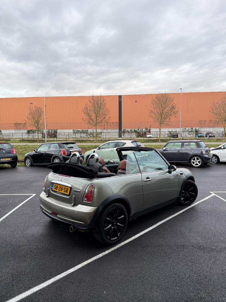 Mini Cooper Cabrio 1.6 - sidewalk