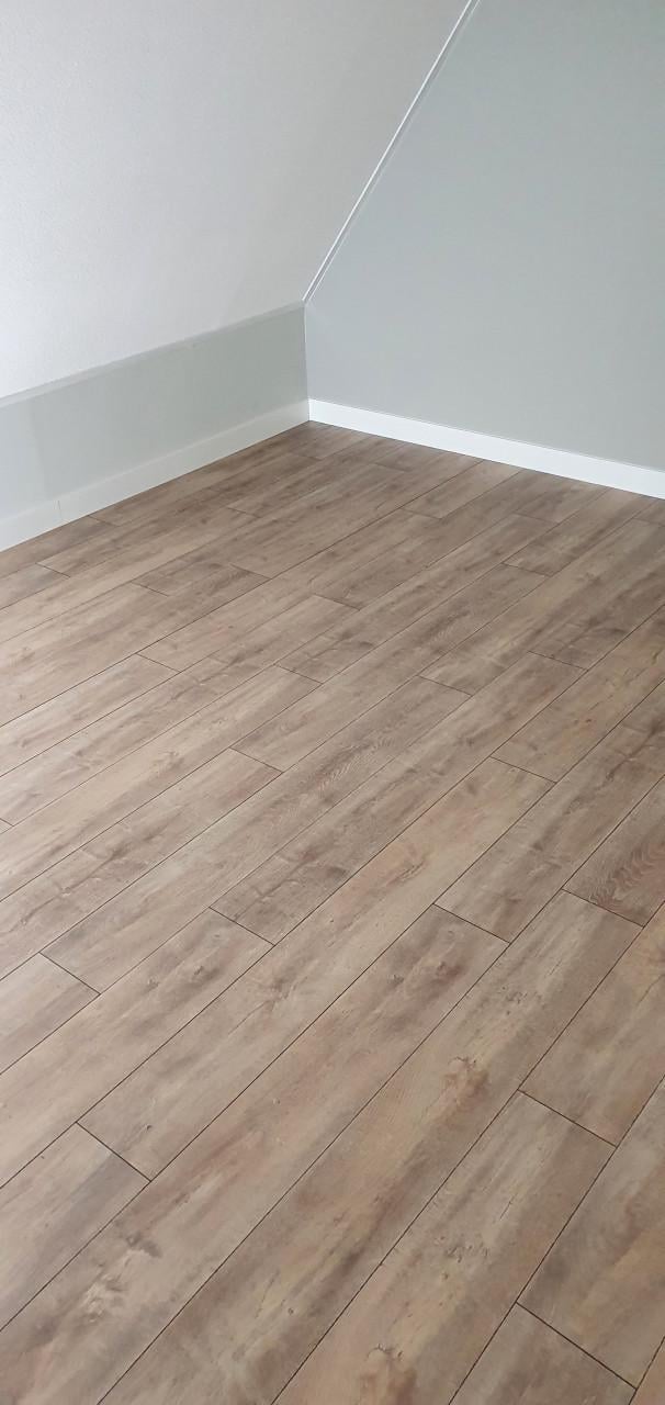 Voor een goede prijs uw laminaat of pvc vloer laten leggen.