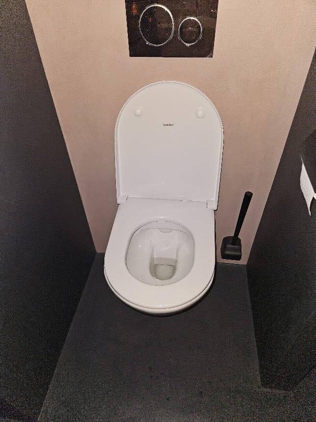 TE KOOP !!!    z.g.a.n. toiletpot met zitting en montageset