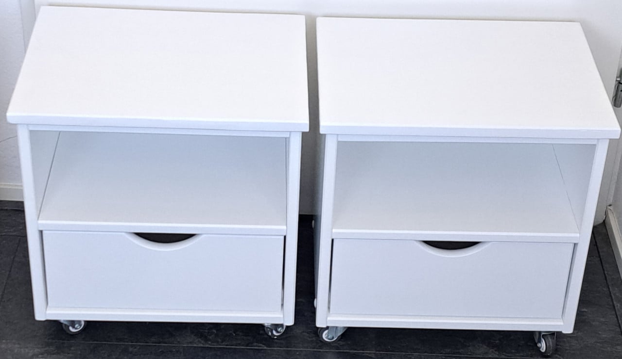 2 nachtkastjes, massief grenen op wieltjes