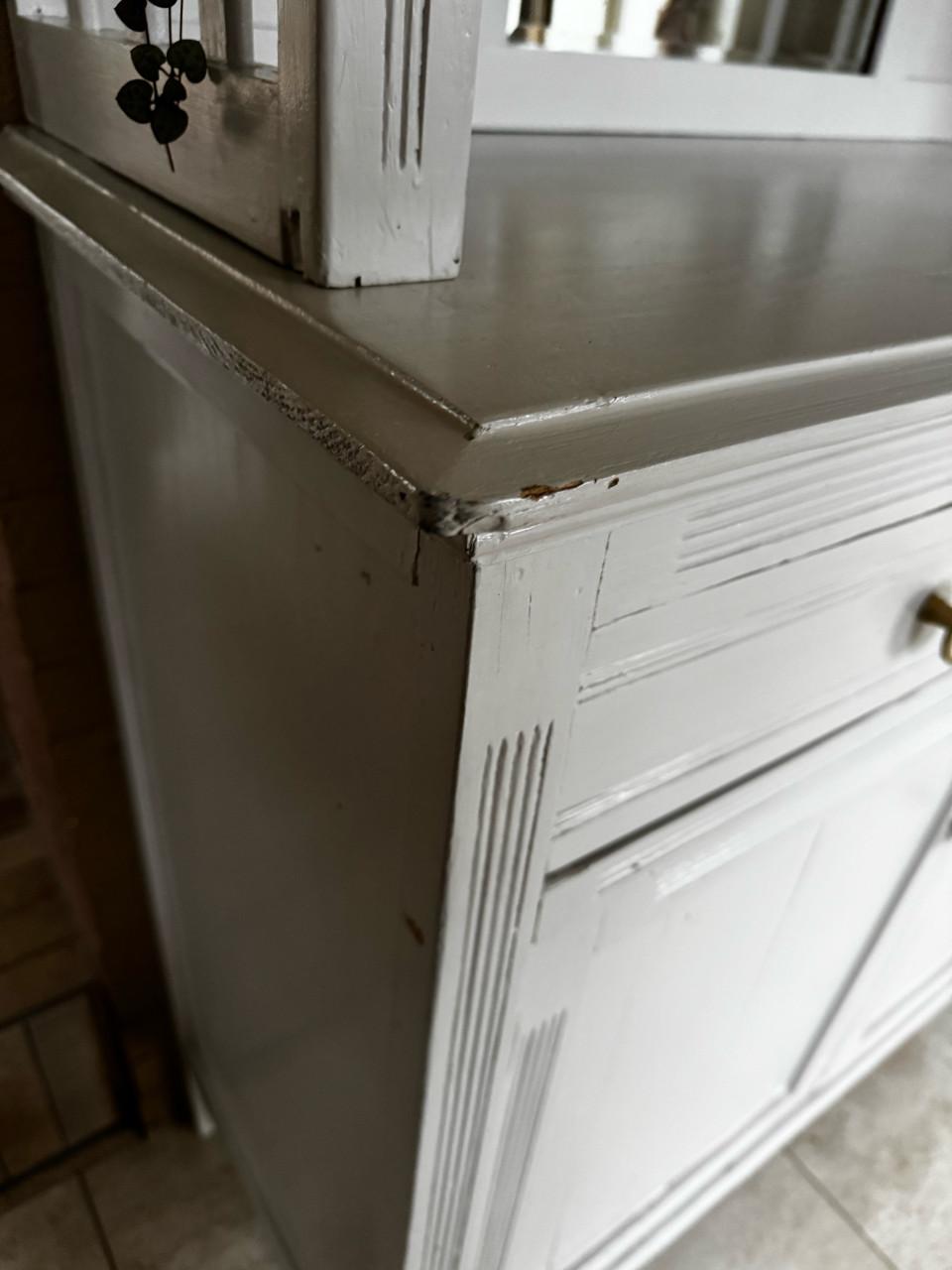 Leuk kastje met rieten deurtjes