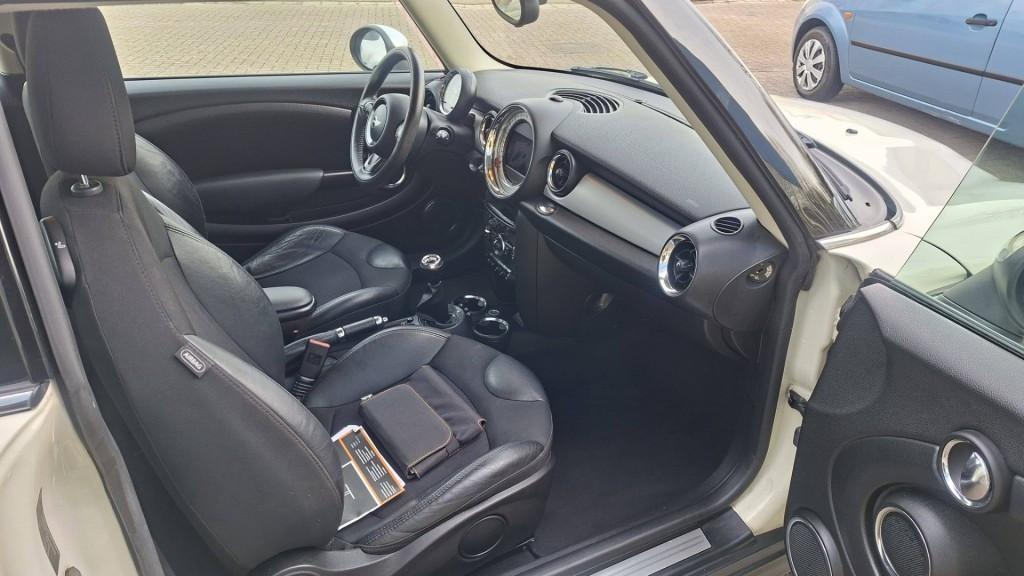 Mini One Chili 3drs bj:2014 airco-navigatie 131.000km nwst apk 2027 !!