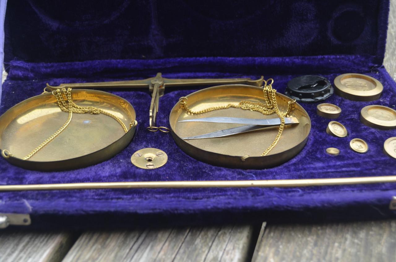 Fraaie antieke reisbalans in mooie doos.