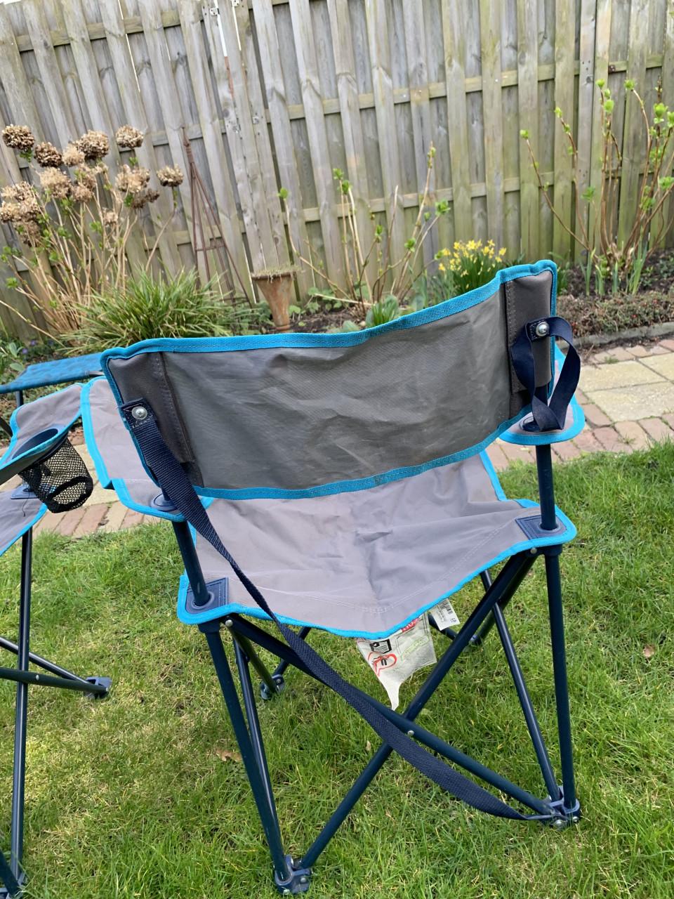 Twee Quechua campingstoelen met bekerhouders en een bijpassend krukje.