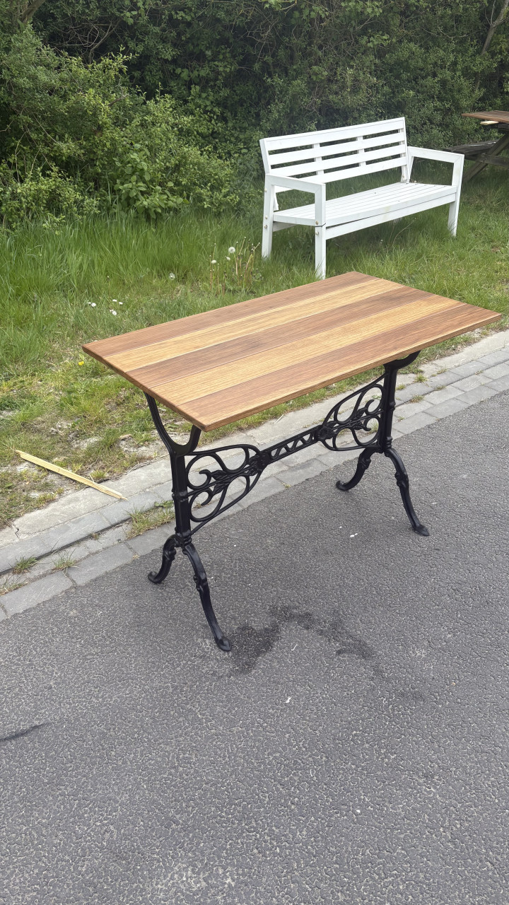 Tuintafel met gietijzeren onderstel