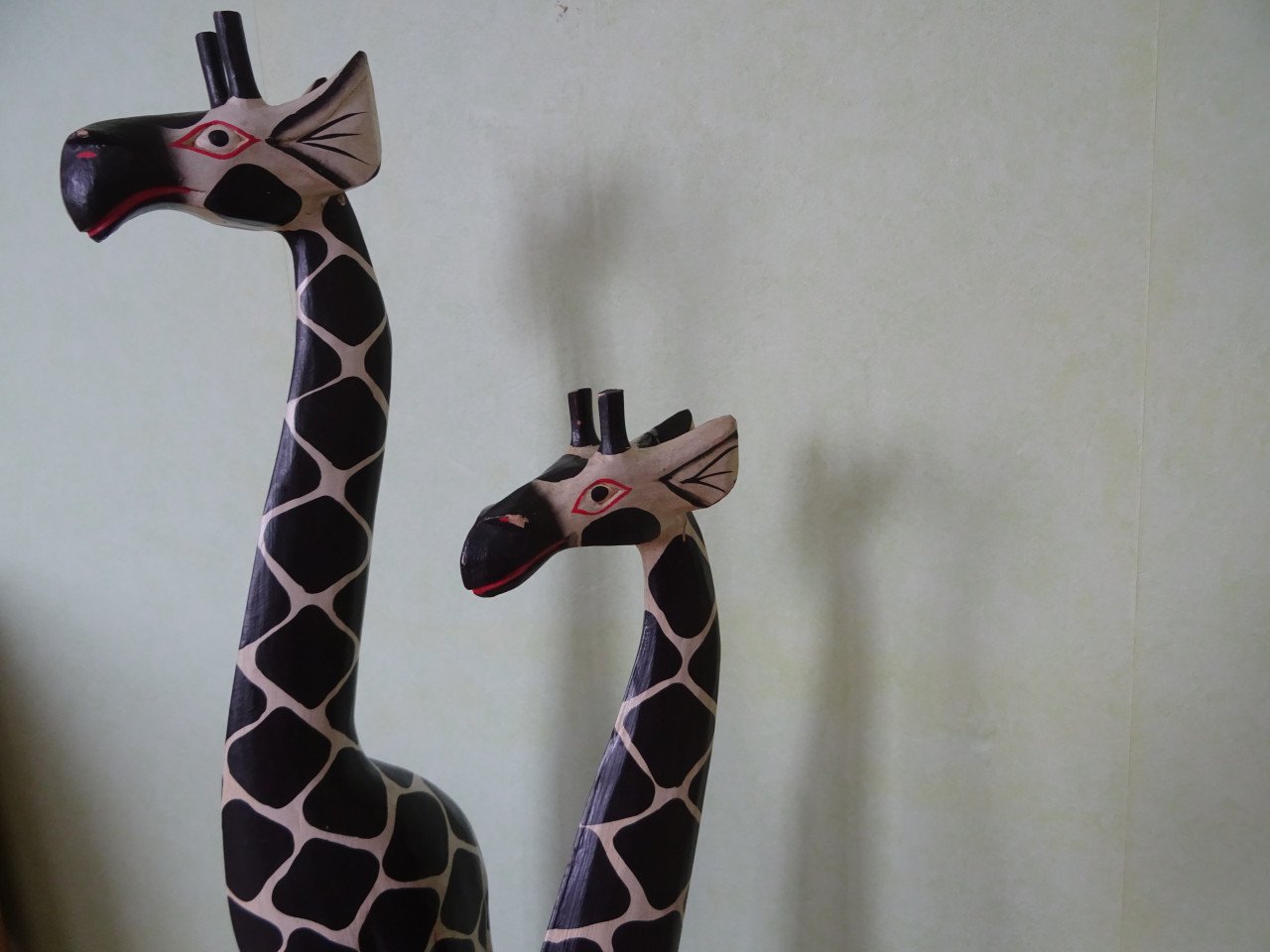 Twee giraffes van hout. Hoogte 98 cm.  Hoogte 80 cm.