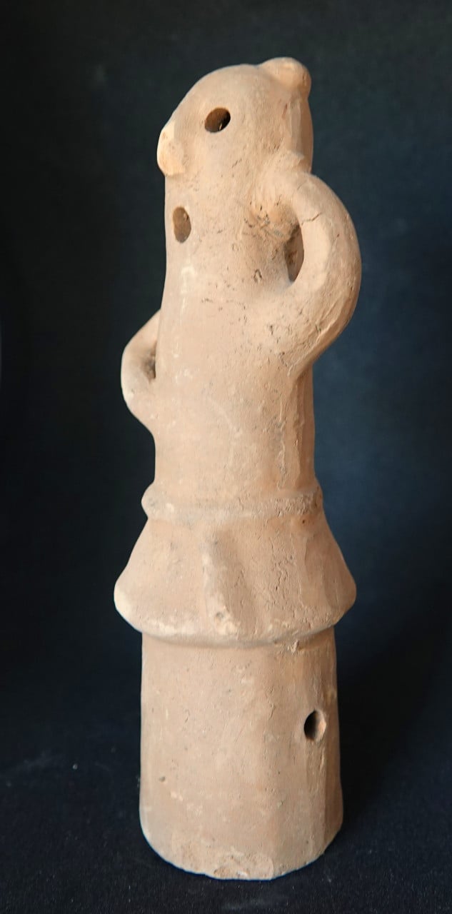 Decoratief terracotta Haniwa beeldje uit Japan met stempel