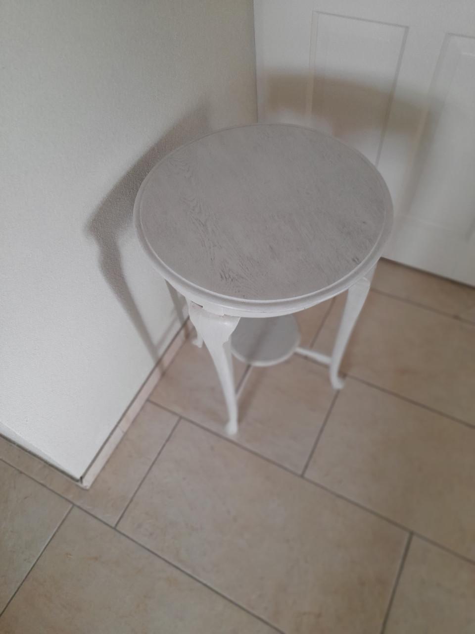 Leuk bijzettafeltje 48 x 68H (in goede staat )
