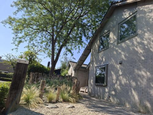 Twee gestoffeerde appartementen met eigen tuin