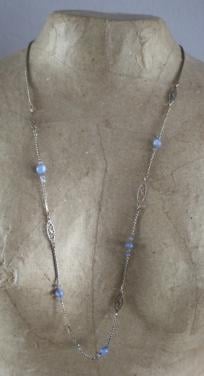 Zilverkleurige ketting met veertjes en blauwe kraaltjes