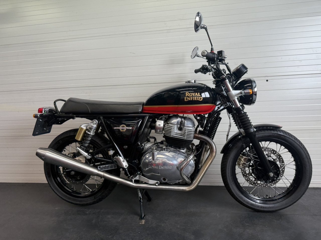 Gave en complete Royal Enfield Interceptor 650!