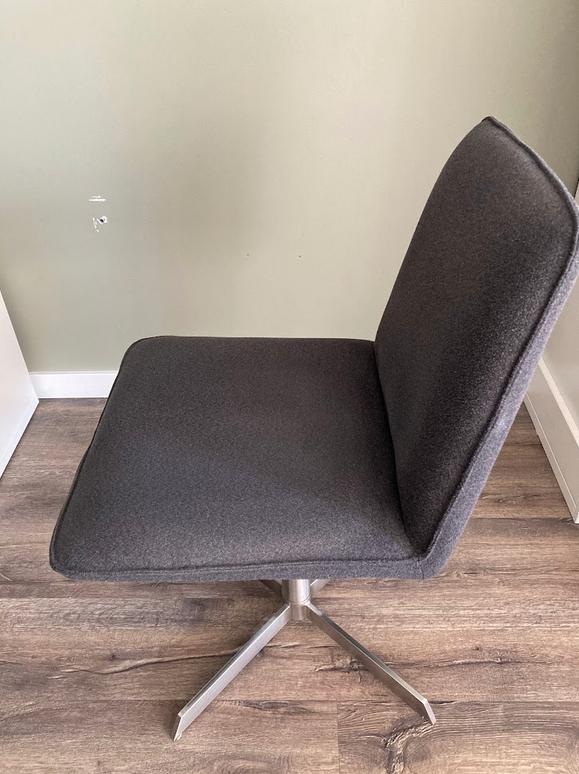 Donkergrijze (lounge)stoel /draaifauteuil