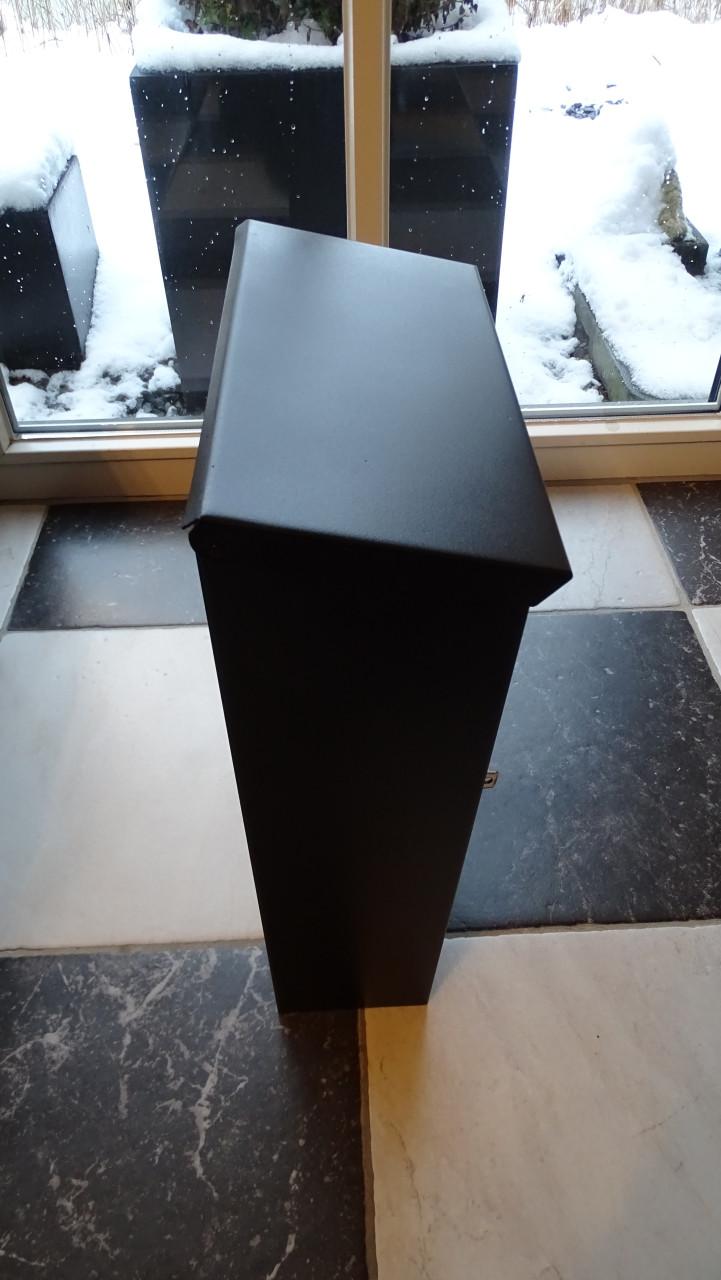 Metalen brievenbus in de kleur zwart, incl. slot + sleutel.