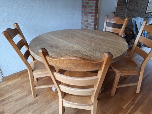 Tafel rond massief eiken met vier stoelen massief eiken