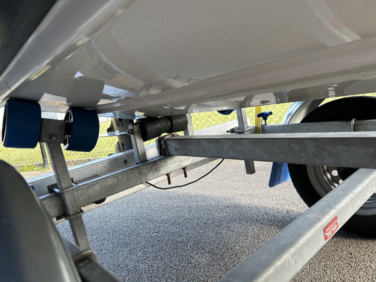 Roughneck 330 met Suzuki 9.9pk + trailer