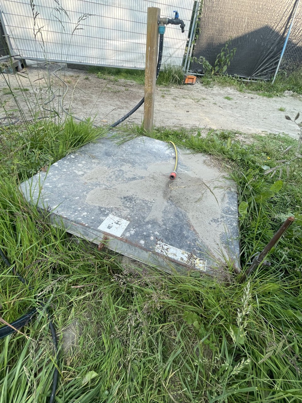 +/- 40 bouwhekken + bouwmeterkast + waterput