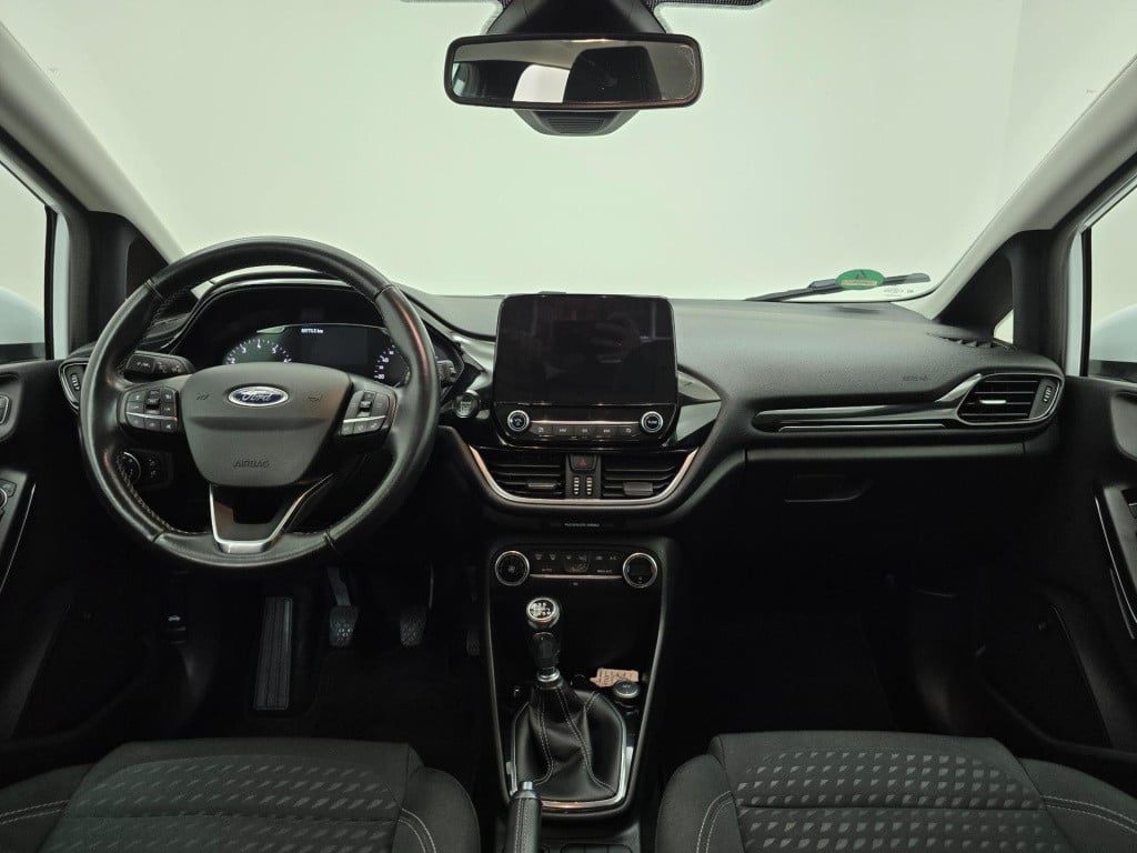 Ford Fiesta occasion luxe titanium met zwarte velgen en parkeercamera | bom