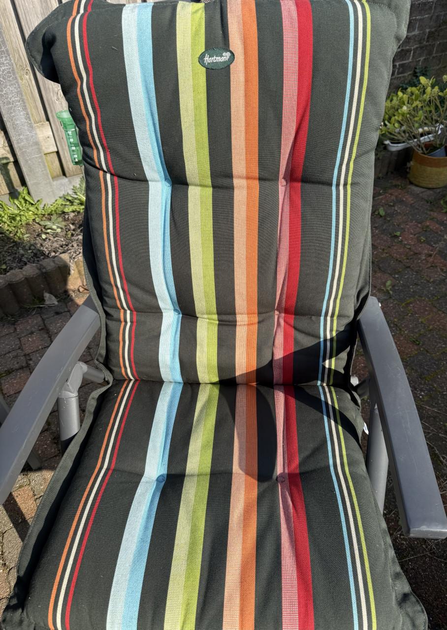 Tuintafel/ 4 Hartman verstelb stoelen. 4 kussens,  Kubus en voetenbankje.