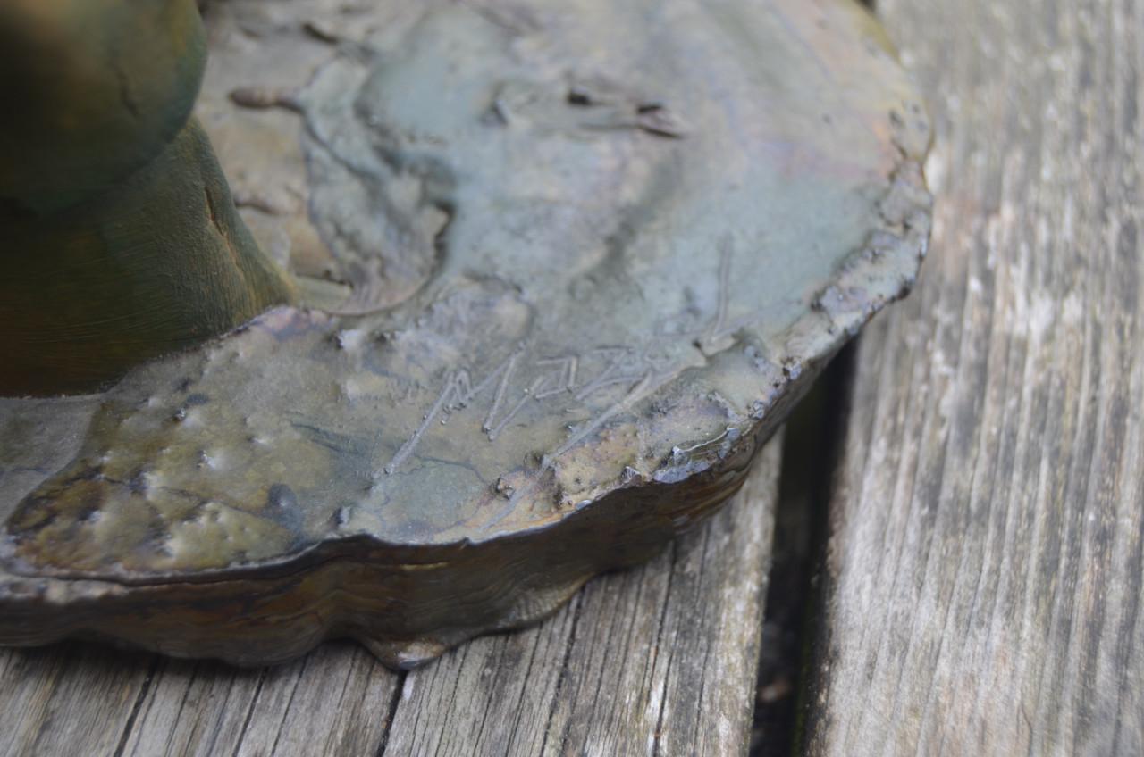 Terracotta en loden beeldengroep van 2 bustes, gesigneerd.