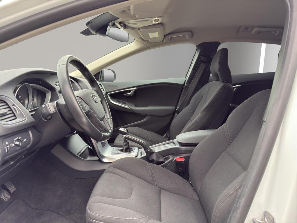 Volvo V40 2.0 t2 kinetic | camera + sensoren | navigatie | l.m.velg | 17"ve