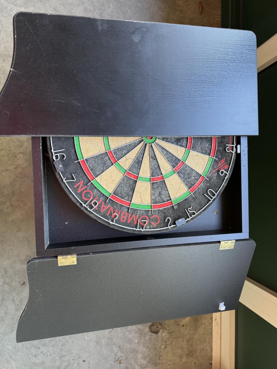 Dartbord in kast