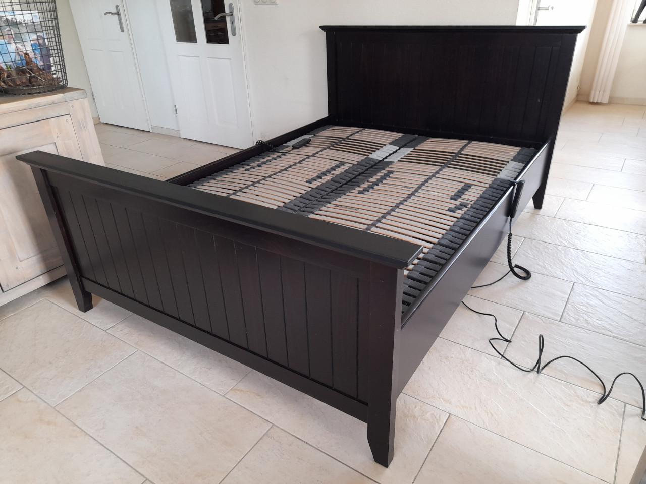 140 x 200 Bed met bossflex elektrisch verstelbare lattenbodems ( i.g.st. )