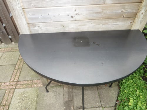 Halfronde metalen tuintafel