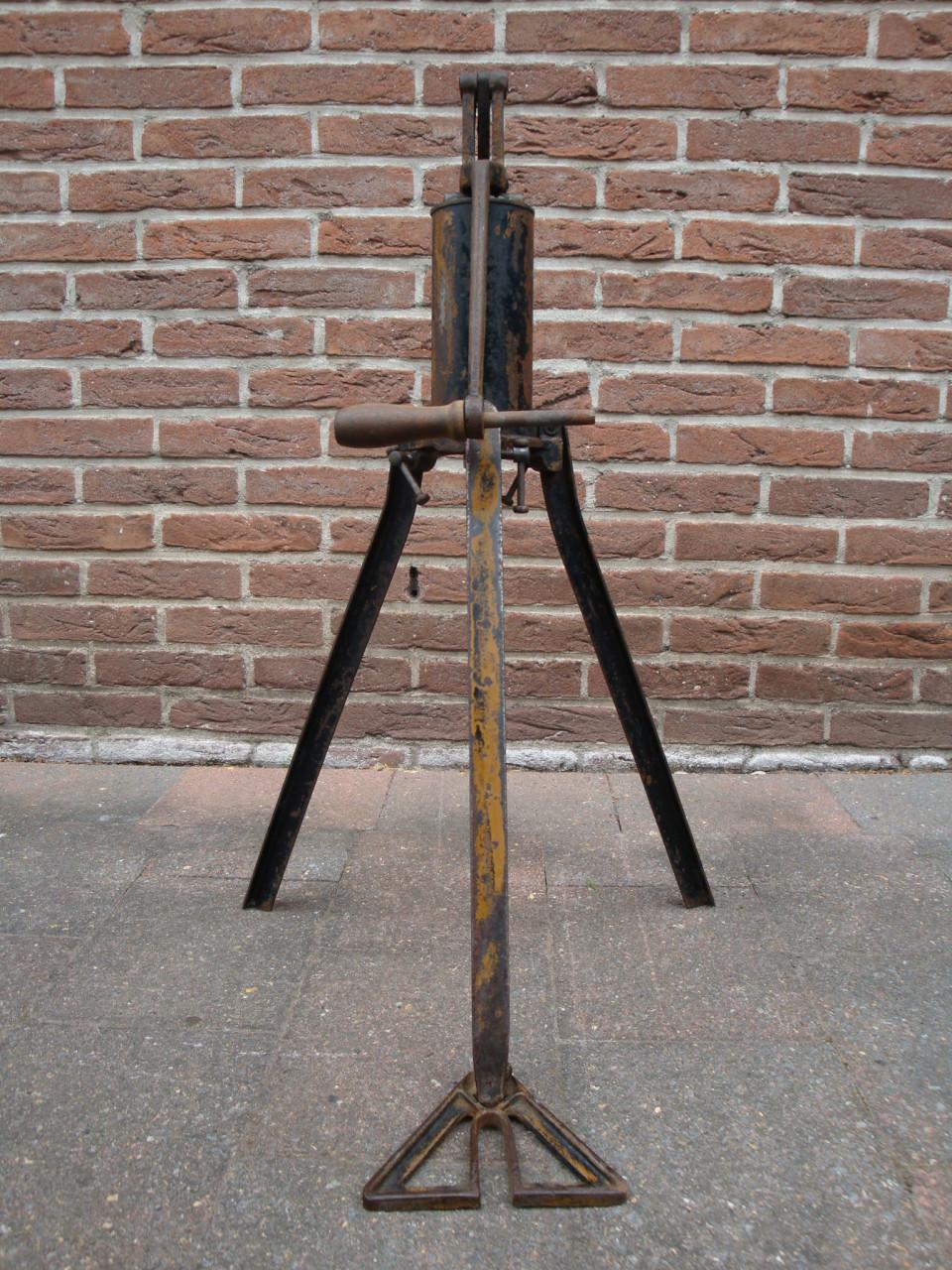 ANTIEKE BANDENPOMP -VIVIEN & PERCIN-  ca. 1930.