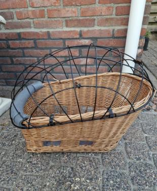 Rieten fietsmand voor hond