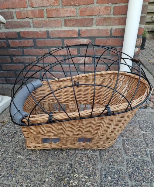Rieten fietsmand voor hond