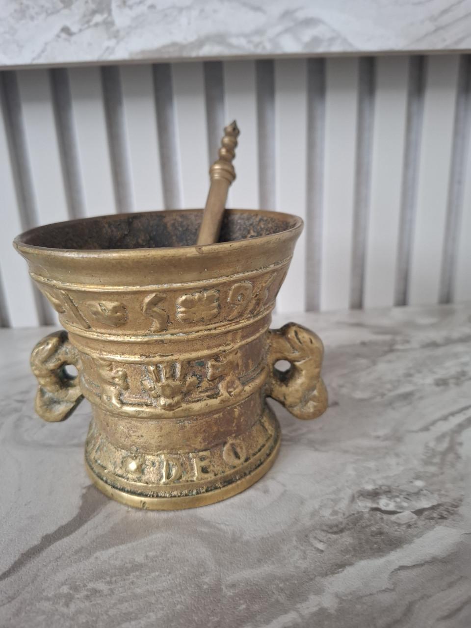 Antieke Bronzen Vijzel met Stamper -bronzen vijzel 1595.