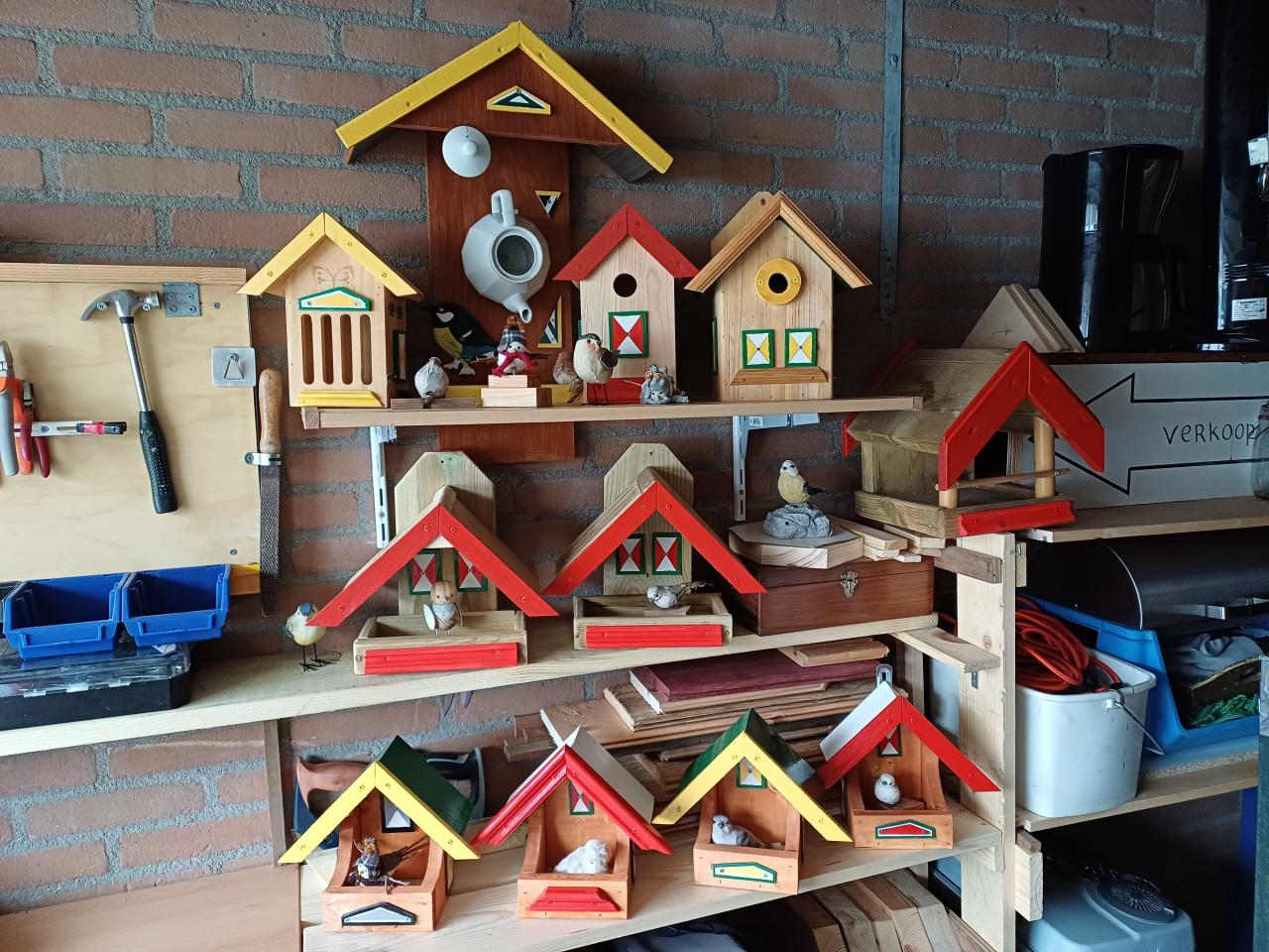 Div. Vogelhuisjes  &  Egelhuisjes te Koop  [ zie foto's  ]