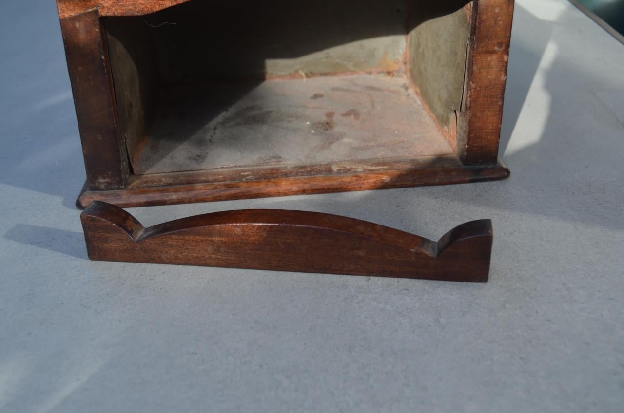 Houten en marmeren stoof met eigendomskenmerk AEB