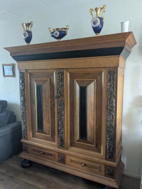 Mooie stevige antieke kussenkast.